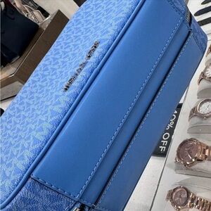 Authentic Michael Kors Travel Large Hanging Toiletry Case 
🔥🔥🔥🔥😳